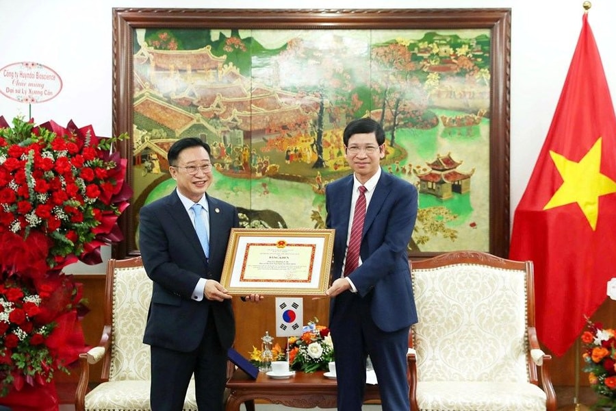 Đại sứ du lịch Lý Xương Căn nhận Bằng khen của Bộ VHTT&DL