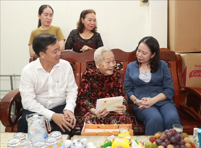 Phó Chủ tịch nước Võ Thị Ánh Xuân thăm, tặng quà các gia đình chính sách