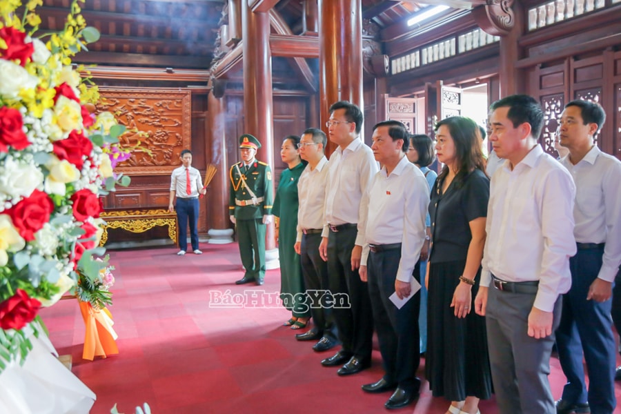 Phó Chủ tịch Quốc hội Nguyễn Khắc Định dâng hương tưởng niệm Chủ tịch Hồ Chí Minh, các Anh hùng liệt sĩ tại Hưng Yên