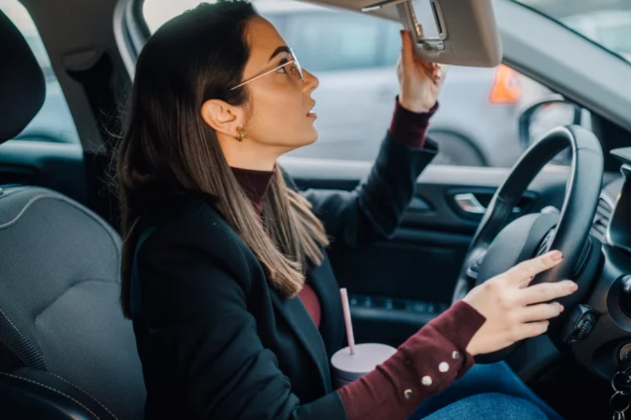 Ngồi cách vô lăng bao xa là chuẩn nhất?