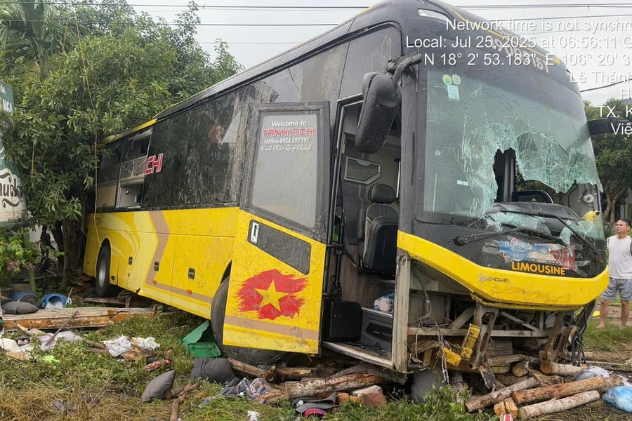 Xe giường nằm lật trên quốc lộ 1A lúc rạng sáng, 9 người tử vong