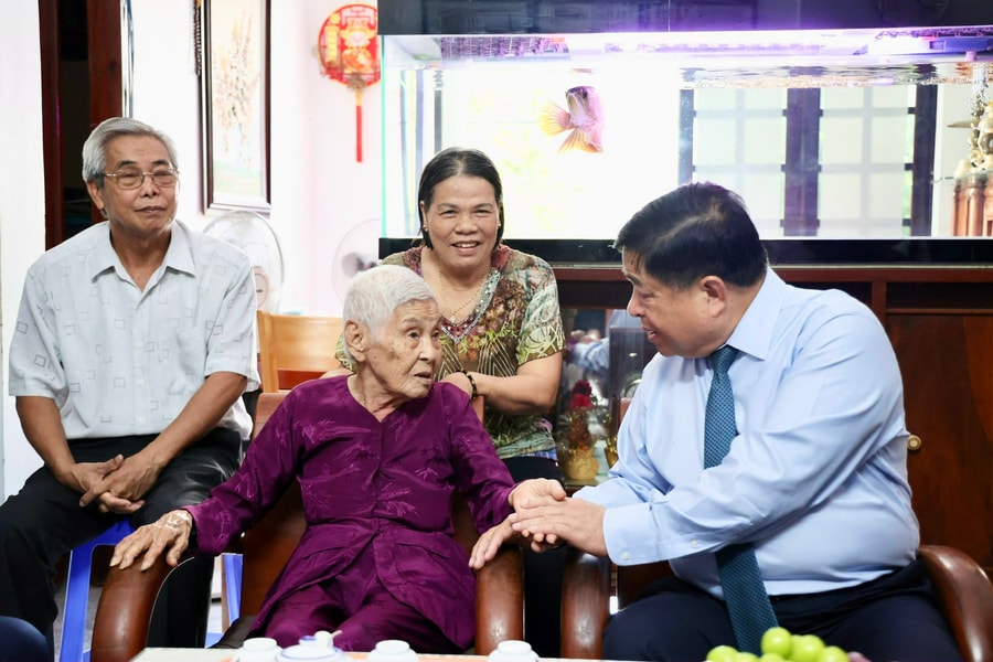 Phó Thủ tướng Nguyễn Chí Dũng thăm hỏi, tặng quà các Mẹ Việt Nam anh hùng, gia đình chính sách