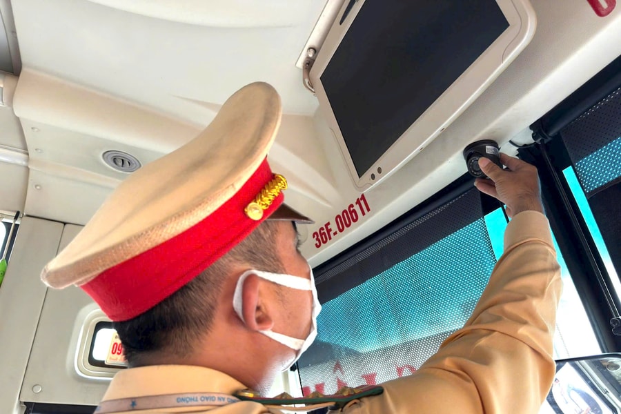 CSGT trích xuất camera, xử phạt tài xế dùng điện thoại khi chạy gần 90km/h
