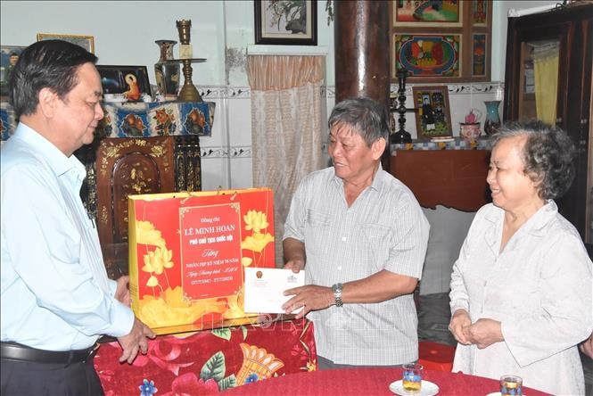 Phó Chủ tịch Quốc hội Lê Minh Hoan thăm, tặng quà gia đình chính sách tại Đồng Tháp