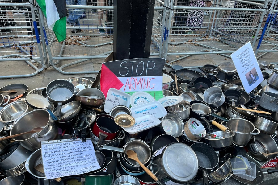 1.000 chiếc nồi đặt trước Văn phòng Thủ tướng Anh để phản đối Israel và nạn đói ở Gaza