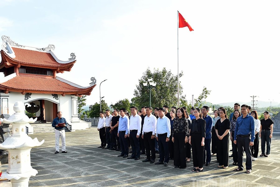 Báo và phát thanh, truyền hình Tuyên Quang dâng hương tưởng niệm các Anh hùng liệt sĩ
