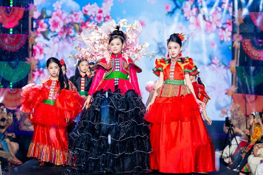 Vẻ đẹp di sản Tây Bắc tỏa sáng qua thời trang thổ cẩm và khèn môi