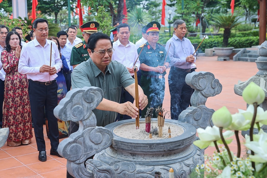 Thủ tướng Phạm Minh Chính tưởng nhớ, tri ân Chủ tịch Hồ Chí Minh và các Anh hùng liệt sĩ tại Quảng Trị