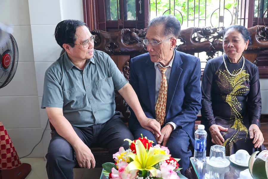 Thủ tướng Phạm Minh Chính khảo sát Nhà ga T2 sân bay Đồng Hới và thăm gia đình thương binh