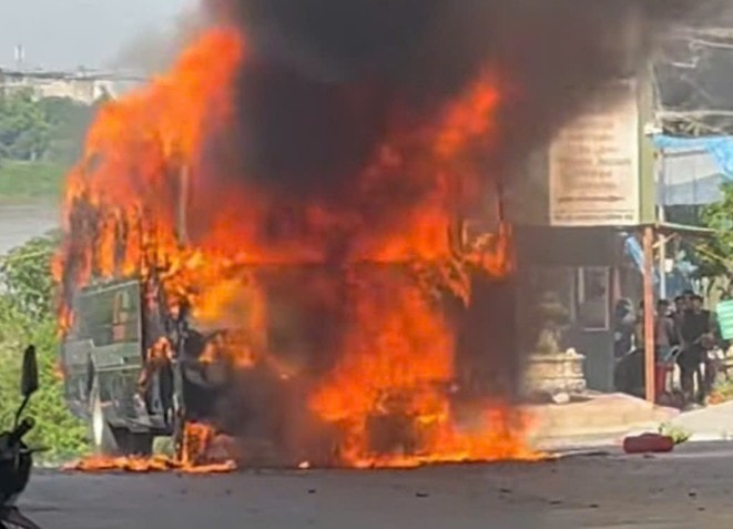 Hà Nội: Ô tô khách bốc cháy dữ dội trên phố Chương Dương Độ