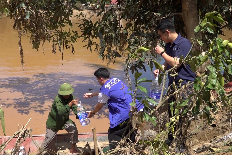 Hơn 3.600 thùng nước uống cứu trợ vùng lũ tại Nghệ An