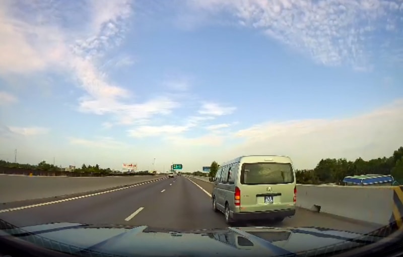 Tài xế xe biển xanh bị xử phạt vì đi vào làn khẩn cấp trên cao tốc