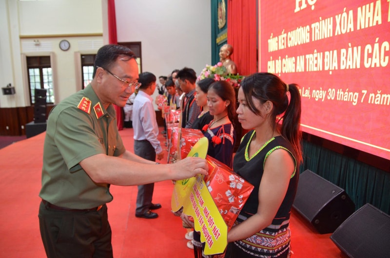 Bộ Công an bàn giao hơn 6.000 căn nhà cho hộ nghèo Tây Nguyên, lan tỏa phong trào xóa nhà tạm trên toàn quốc