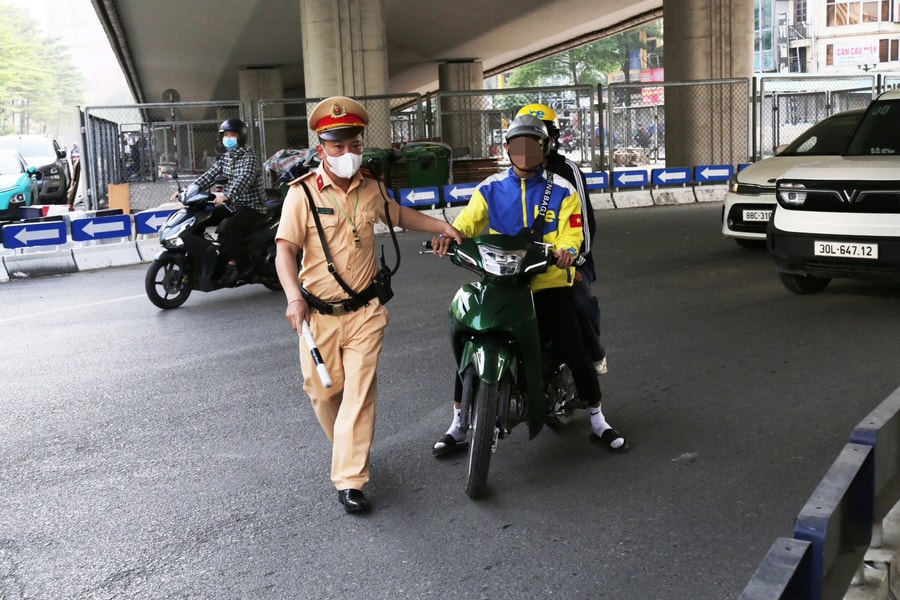 Xe ôm công nghệ vi phạm tràn lan giờ cao điểm ở Hà Nội