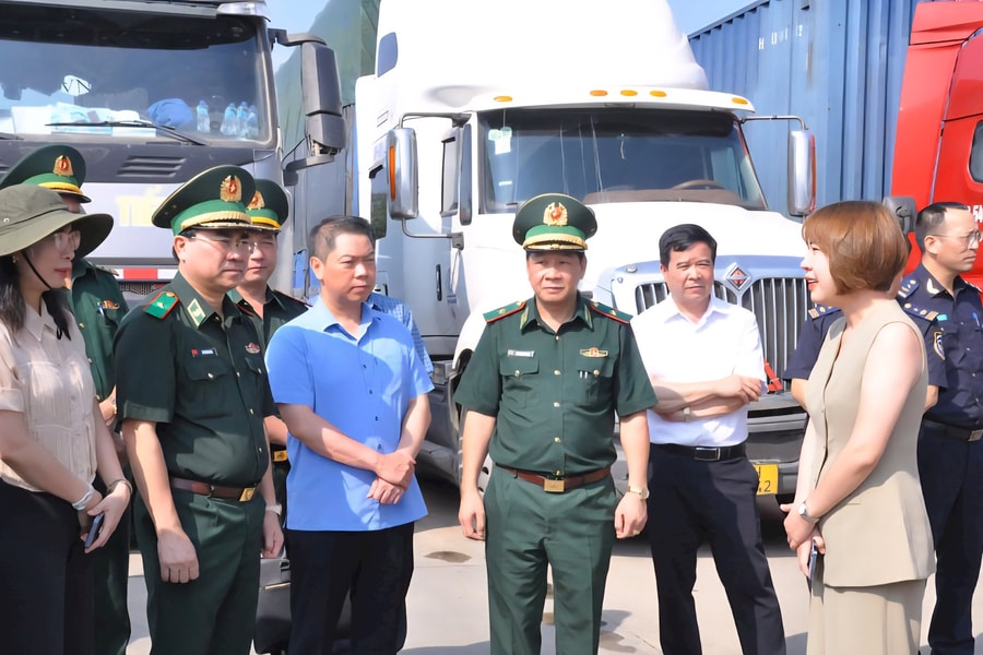 Cửa khẩu tại Lạng Sơn: Hơn 2.000 xe xuất nhập khẩu trong một ngày