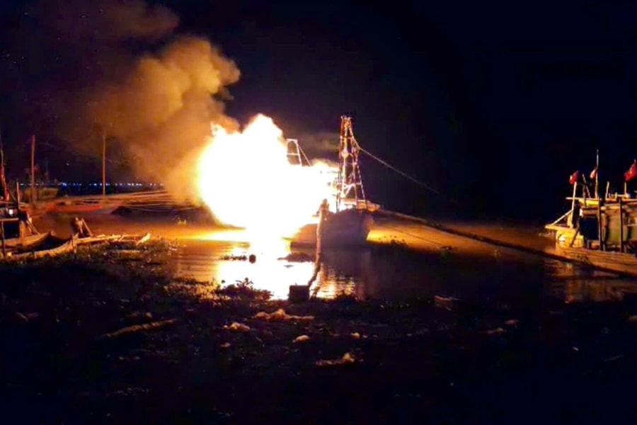 Thanh Hoá: Tàu cá bất ngờ bốc cháy trong đêm