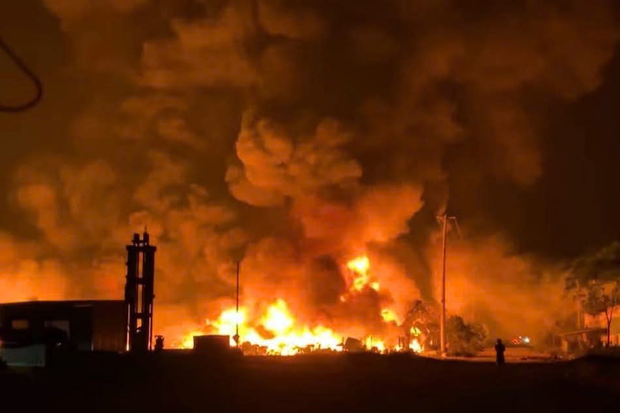 Hàng trăm người chữa cháy trong đêm tại khu công nghiệp ở Lào Cai