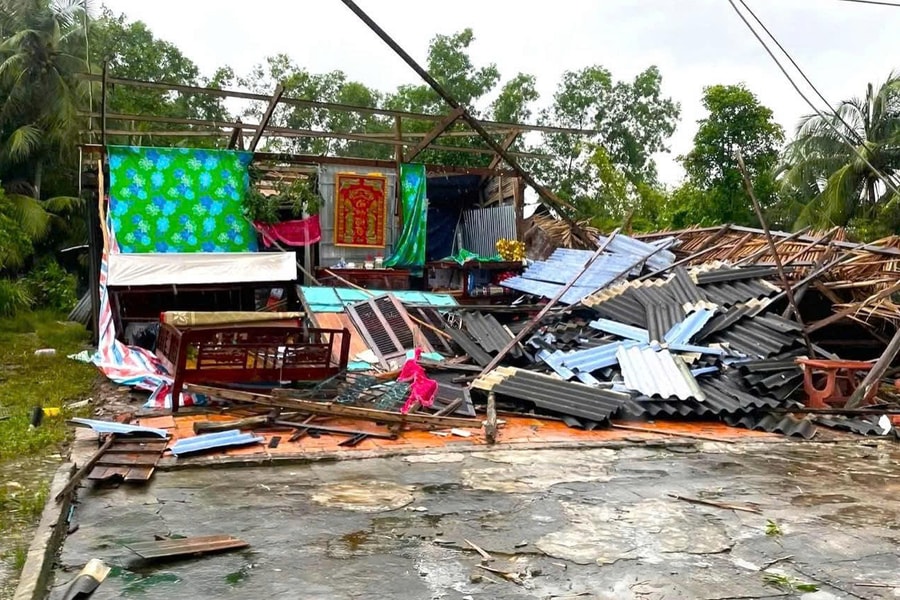 Lốc xoáy làm sập, tốc mái nhiều nhà dân ở Cà Mau