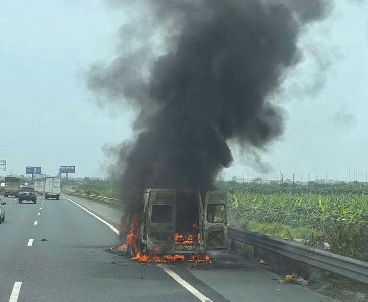 Xe khách 16 chỗ bốc cháy trên cao tốc Pháp Vân - Cầu Giẽ