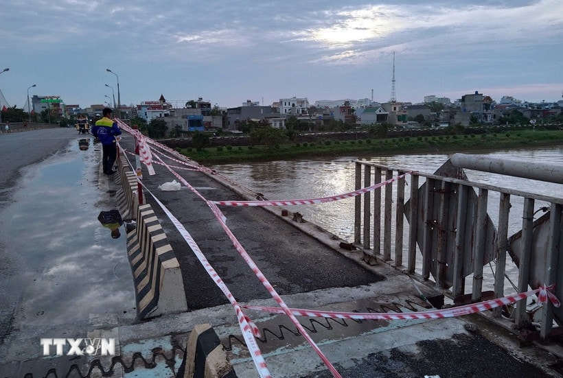 Hưng Yên: Khẩn trương khắc phục sự cố lan can, đèn chiếu sáng cầu Thái Bình bị giông lốc quật đổ
