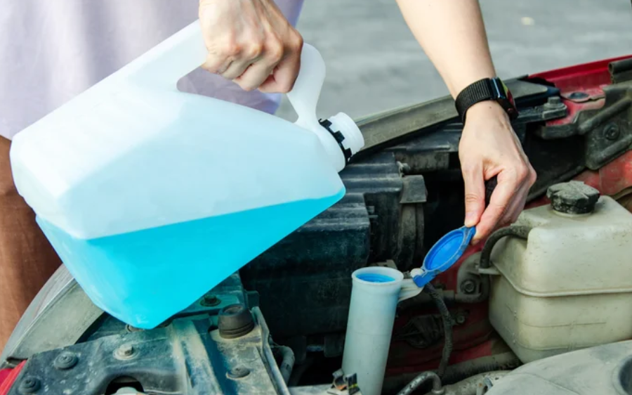 Tự pha nước rửa kính ô tô: dễ làm và nên thử