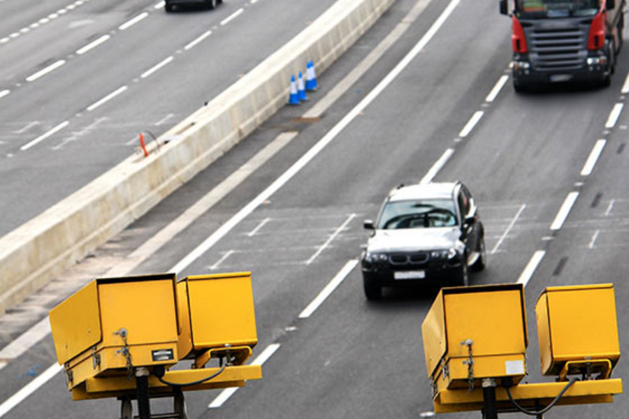 Camera tốc độ AI mới có thể nhìn xuyên qua ô tô bị coi là 'xâm phạm quyền riêng tư'