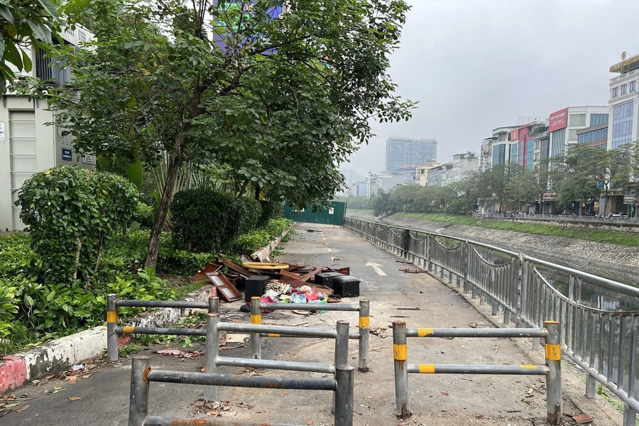 Xử phạt nhiều trường hợp vứt rác thải ven sông Tô Lịch