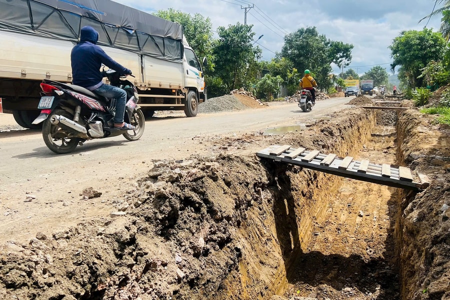 Gia Lai: Thi công đường cẩu thả, tiềm ẩn nguy cơ mất an toàn giao thông