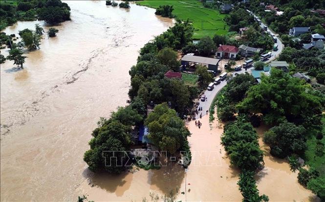 Bộ Quốc phòng điều máy bay trực thăng cứu nạn 8 người dân bị mắc kẹt do mưa lũ