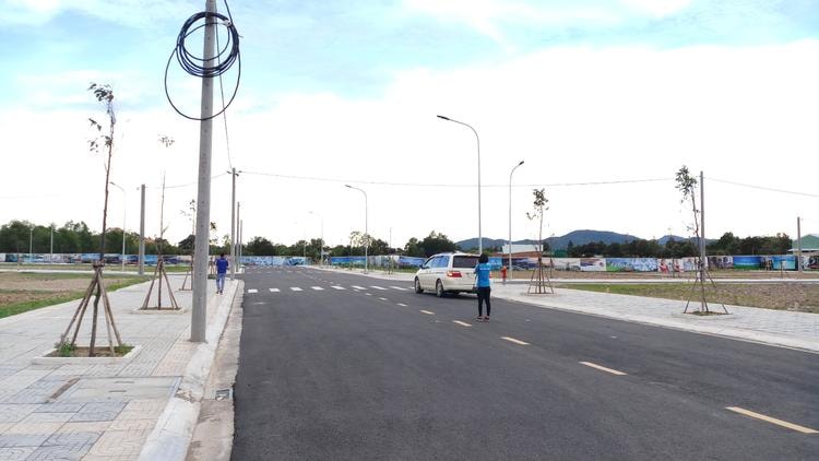 Đất nền không còn để lướt sóng, nhà đầu tư trung - dài hạn đổ về vùng ven TP.HCM chờ tăng giá