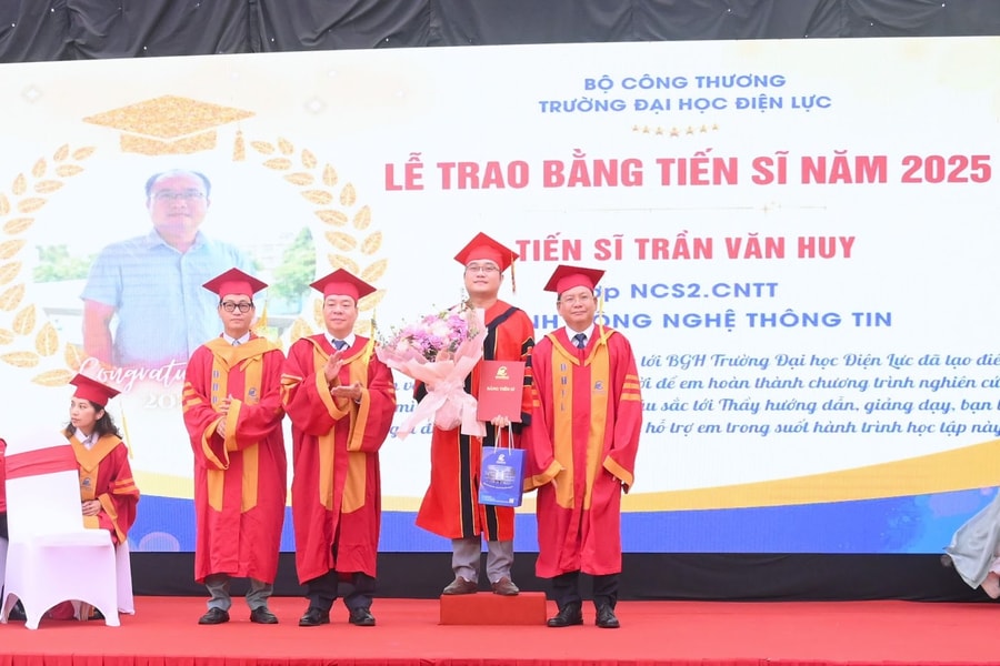 Trường Đại học Điện lực tưng bừng tổ chức Lễ tốt nghiệp và trao bằng đợt 2