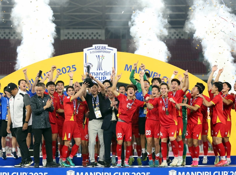 Điểm tin thể thao 1/8: Tiền đạo cao 2m06 lại ghi bàn cho Nam Định, Hải Phòng thử việc tiền vệ Việt kiều Trung Quốc