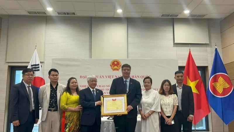 Chủ tịch Đỗ Văn Chiến và đoàn cấp cao Ủy ban Trung ương Mặt trận Tổ quốc Việt Nam làm việc với Hiệp hội VKBIA