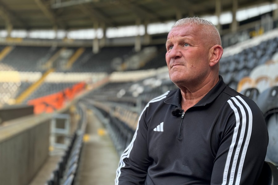 Vì sao nhiều ngôi sao Premier League phá sản sau khi giải nghệ?