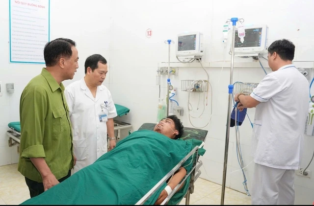 Điện Biên lập trạm y tế lưu động, đưa tổ cấp cứu tiếp cận vùng lũ bị chia cắt