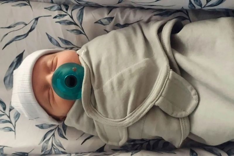 Bé trai chào đời từ phôi thai đông lạnh hơn 30 năm