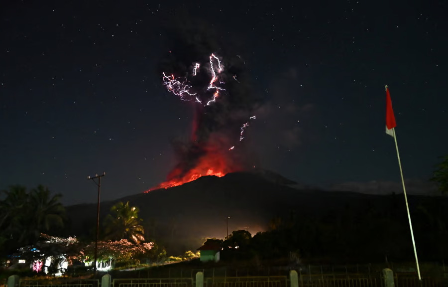 Video núi lửa Indonesia phun trào 18 km, dung nham đỏ rực kèm sấm sét