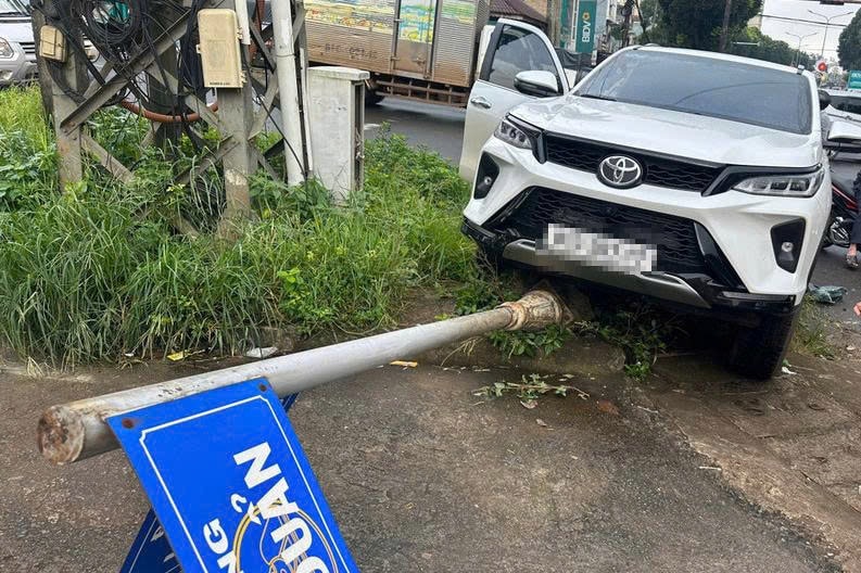 Gia Lai: Người đàn ông đang lái xe ô tô trên đường thì gục đầu vào vô lăng bất tỉnh