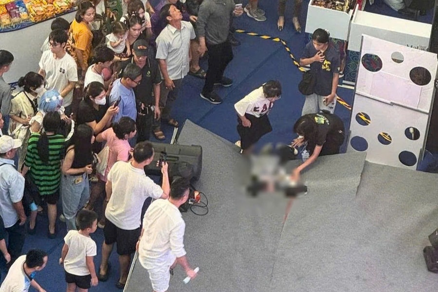 Nam thanh niên rơi từ tầng cao Aeon Mall Long Biên, sân khấu sự kiện náo loạn