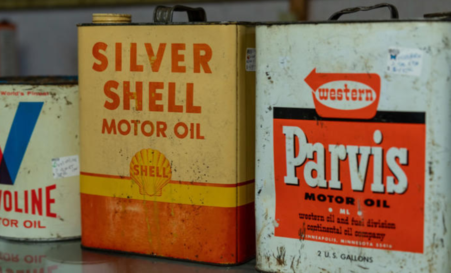 Vì sao dầu nhớt không còn được đóng trong lon kim loại?