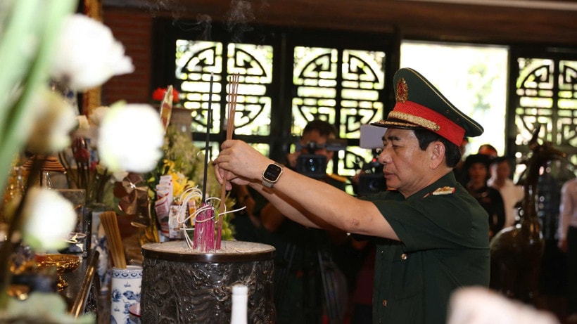 Bộ trưởng Bộ Quốc phòng dâng hương tưởng niệm tại An toàn khu Định Hóa