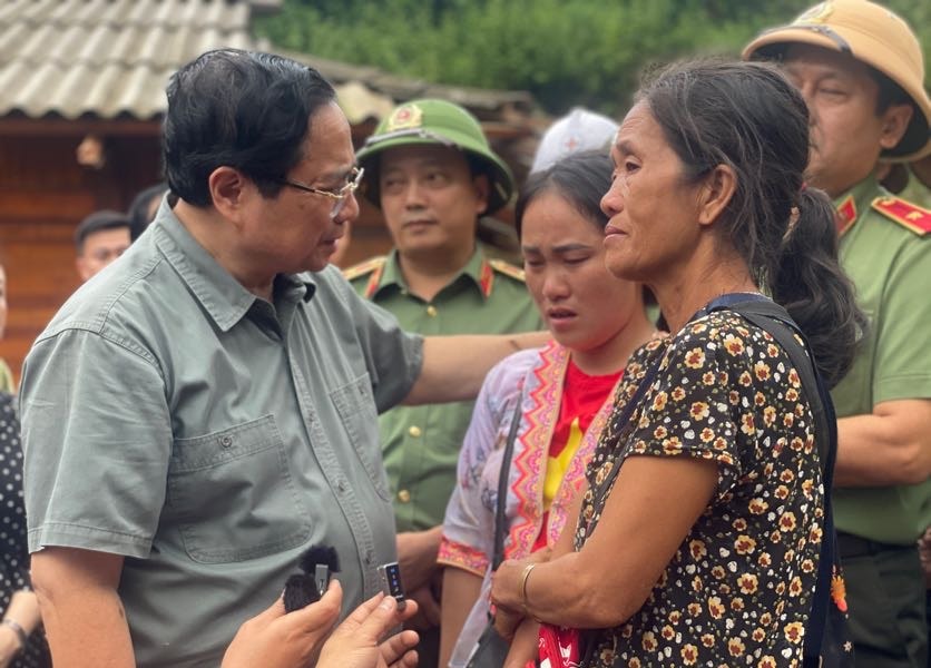 Thủ tướng thăm hỏi người dân, chỉ đạo khắc phục hậu quả mưa lũ, sạt lở đất tại Điện Biên