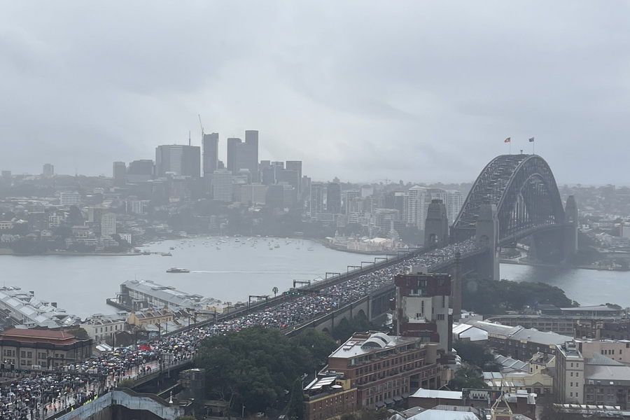 Hàng chục nghìn người diễu hành qua Cầu Cảng Sydney kêu gọi hòa bình cho Gaza