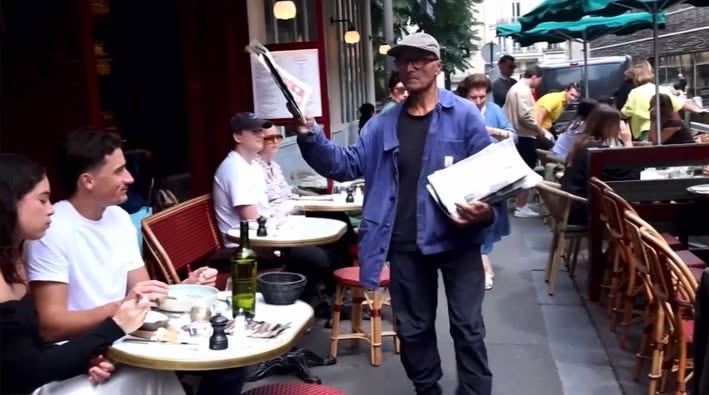 Người bán báo dạo cuối cùng trên đường phố Paris sẽ được trao huân chương sau hơn 50 năm giữ nghề