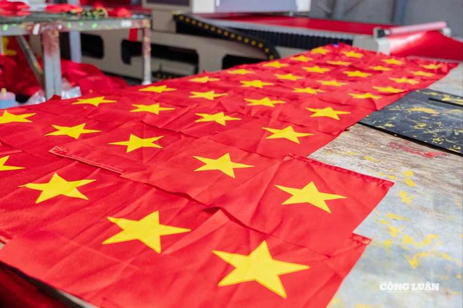 Dân làng Từ Vân tất bật chuẩn bị cờ đỏ sao vàng mừng Quốc khánh 2/9