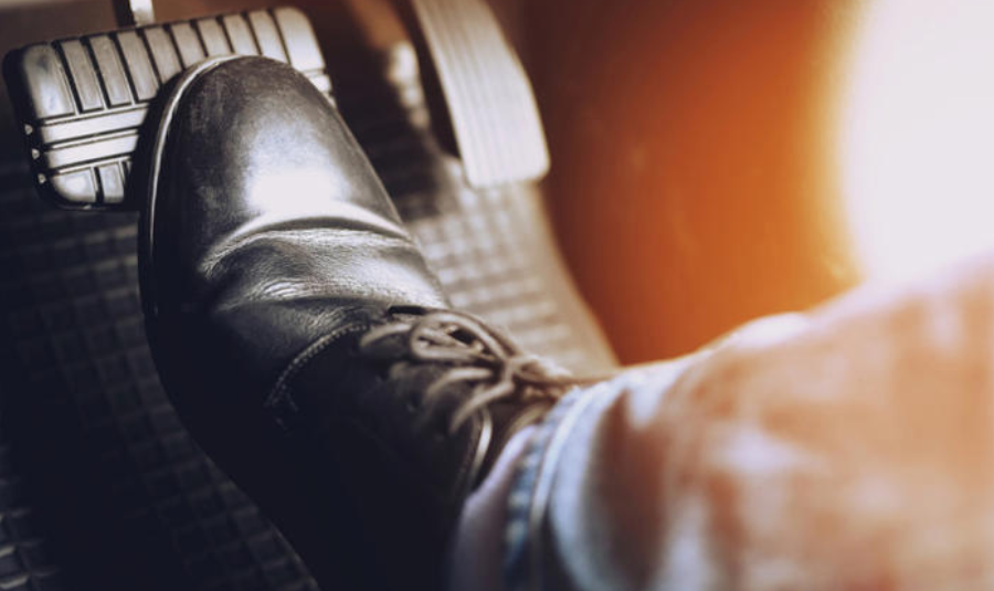 Tại sao không nên nhấp phanh liên tục khi phanh khẩn cấp