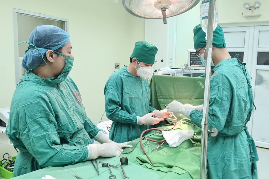 Thần tốc cứu bé 4 tuổi bị vỡ gan, tràn máu bụng do tai nạn giao thông