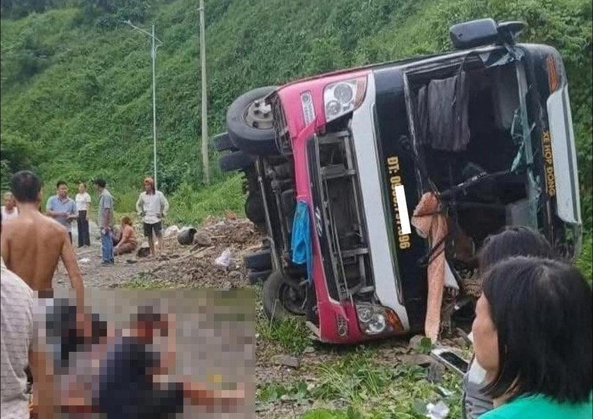 Phú Thọ: Xe khách tự đâm vào lề đường, một hành khách tử vong