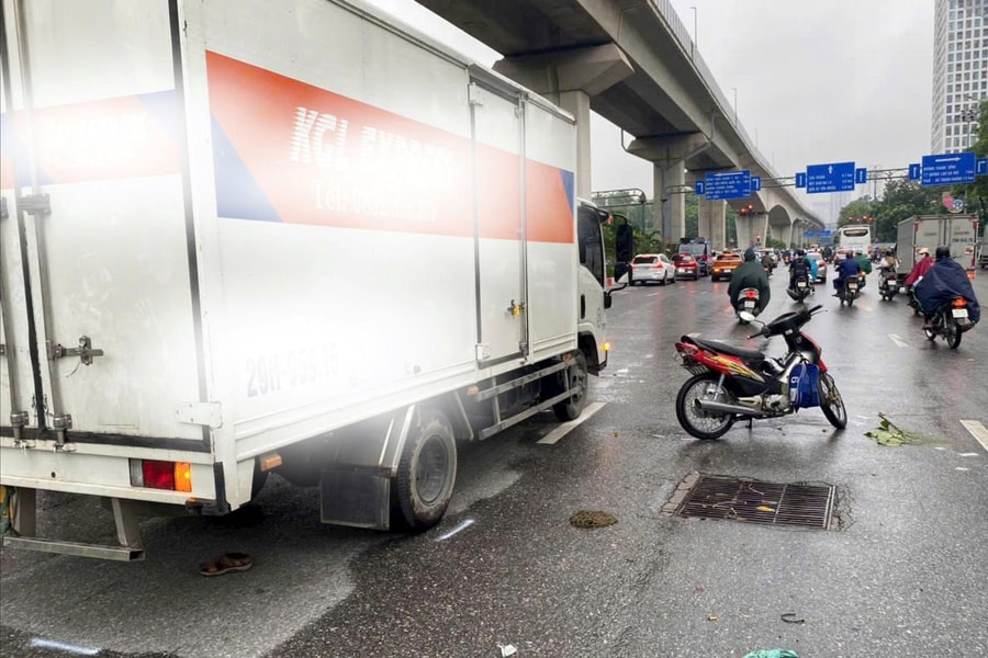 Hà Nội: Va chạm giữa ô tô tải và xe máy, một người tử vong tại chỗ