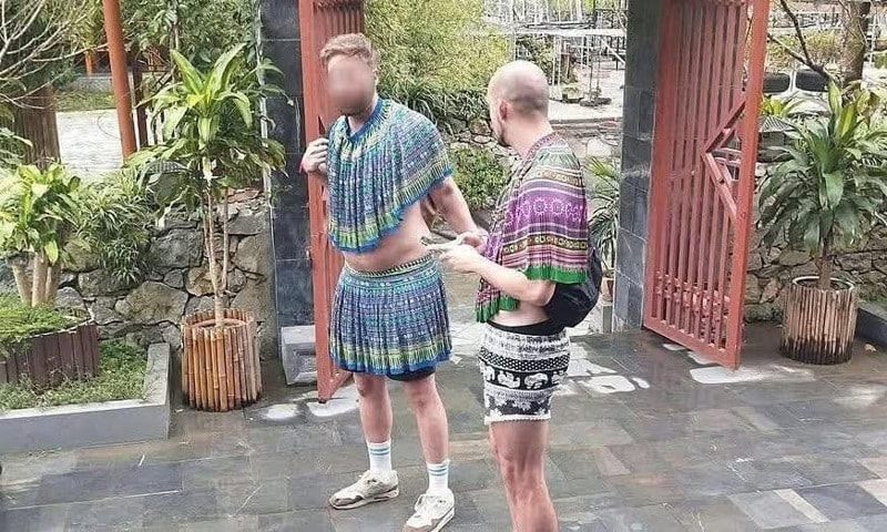 Chấn chỉnh việc du khách nước ngoài mặc váy Mông nhảy múa phản cảm